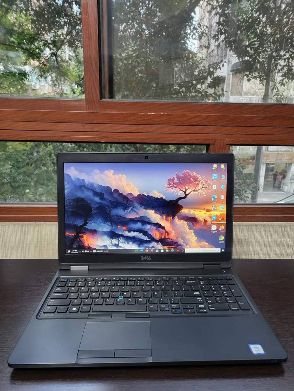 LATITUDE 5570